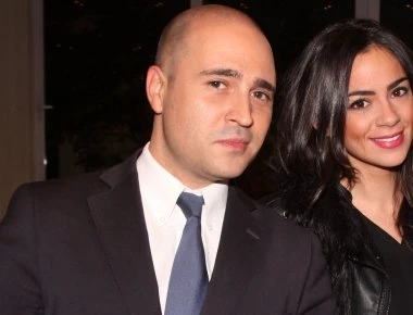 Κωνσταντίνος Μπογδάνος: Ανεβαίνει τα σκαλιά της εκκλησίας με την Ελένη Καρβέλα